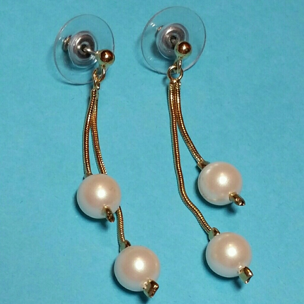 FAUX PEARL & GOLD PIERCED EARRING
